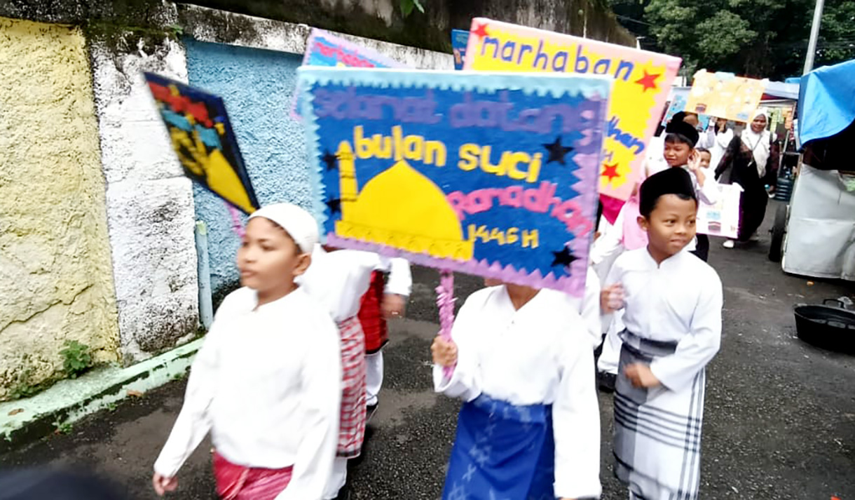 Pelajar SDN Gondgangdia 03 membawa poster saat Tarhib Ramadhan di Jakarta, Rabu (26/2/2025).  (Beritanasional.com/Oke Atmaja)