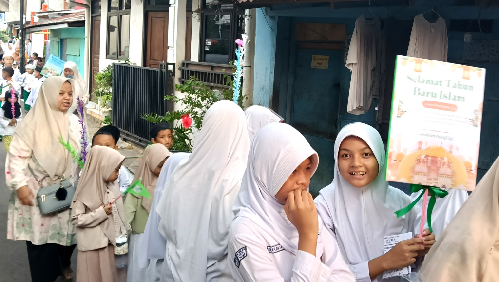 Siswa Sekolah Islam mengikuti pawai menyambut Tahun Baru Islam 1447 H di Jakarta, Selasa (24/6/2025).  (Beritanasional.com/Oke Atmaja)