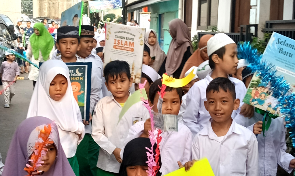 Siswa Sekolah Islam mengikuti pawai menyambut Tahun Baru Islam 1447 H di Jakarta, Selasa (24/6/2025).  (Beritanasional.com/Oke Atmaja)