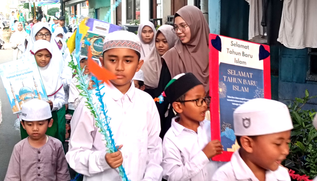 Siswa Sekolah Islam mengikuti pawai menyambut Tahun Baru Islam 1447 H di Jakarta, Selasa (24/6/2025).  (Beritanasional.com/Oke Atmaja)