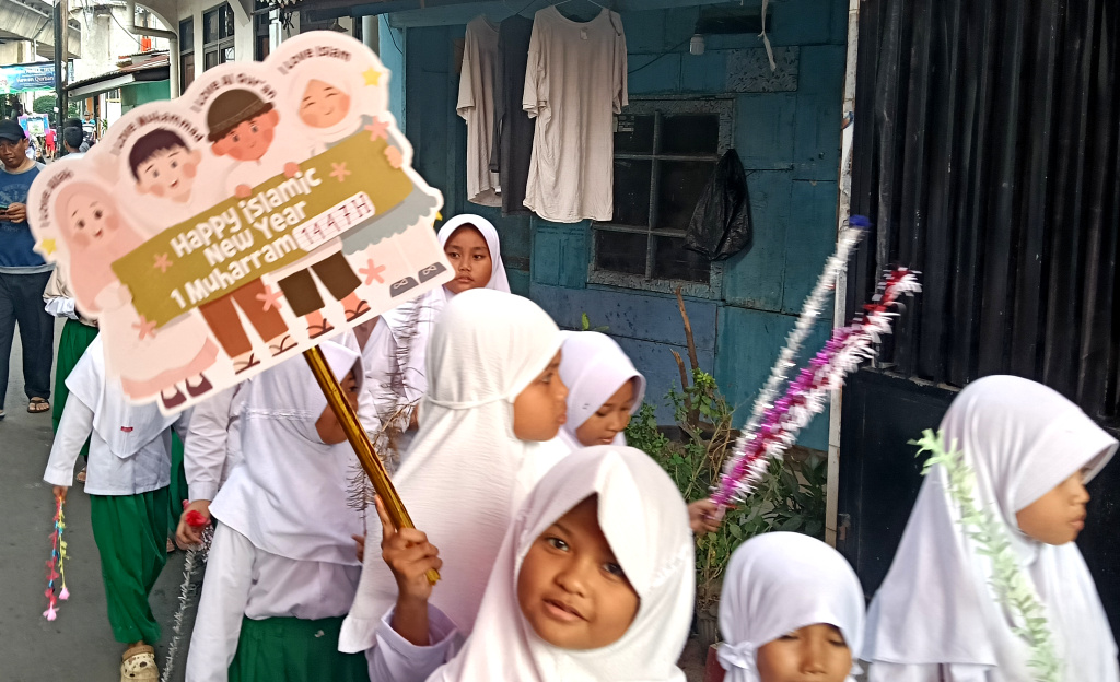 Siswa Sekolah Islam mengikuti pawai menyambut Tahun Baru Islam 1447 H di Jakarta, Selasa (24/6/2025).  (Beritanasional.com/Oke Atmaja)