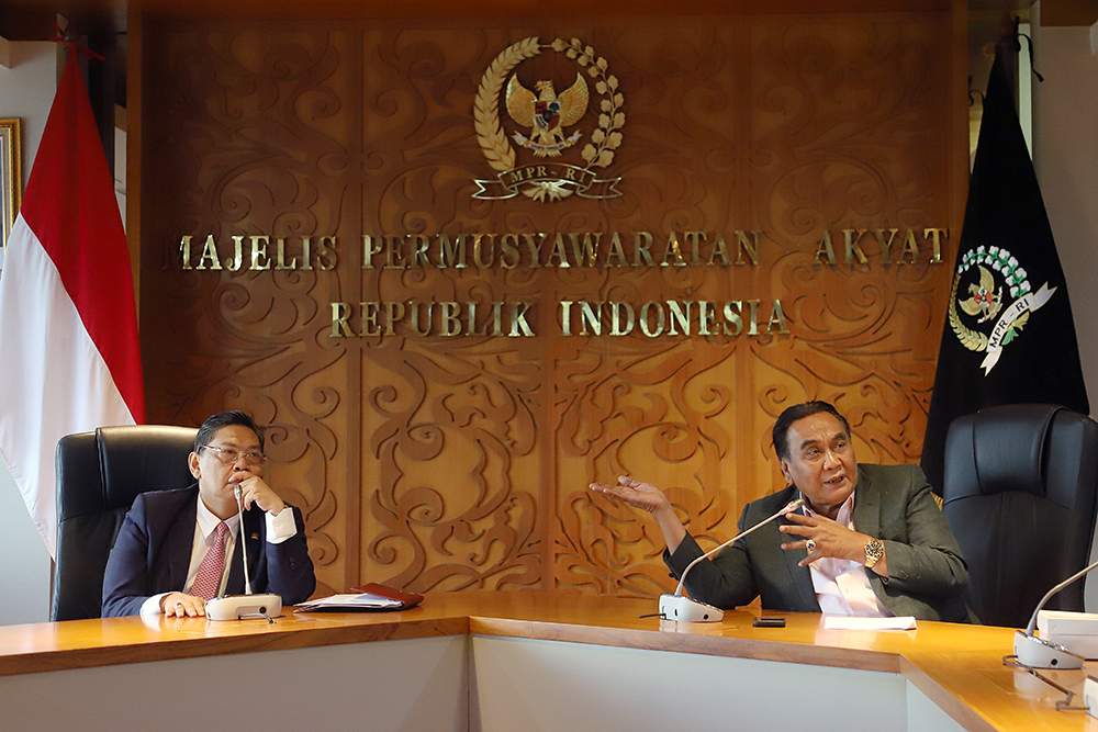 PDI-P Minta Pemerintah Ambil Sikap dan Susun Strategi Atas Kondisi Dunia Saat Ini Wakil Ketua Fraksi MPR Fraksi PDI Perjuangan Bambang Wuryanto alias Bambang Pacul (kanan) dan Ketua Komisi I DPR Utut Adianto, menyikapi kondisi Dunia saat ini. (BeritaNasional/Elvis Sendouw)