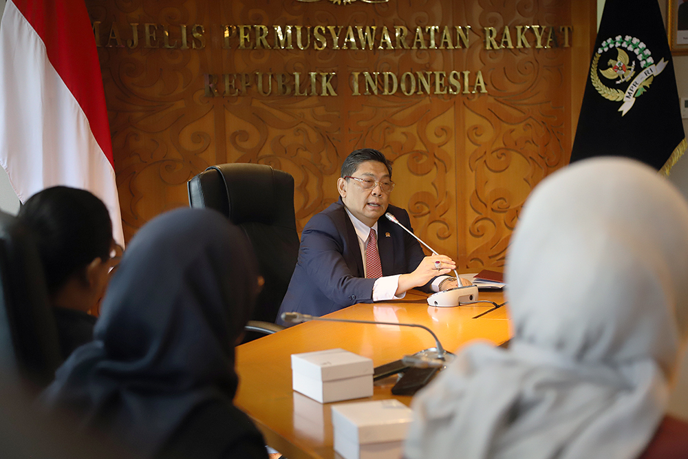 PDI-P Minta Pemerintah Ambil Sikap dan Susun Strategi Atas Kondisi Dunia Saat Ini Wakil Ketua Fraksi MPR Fraksi PDI Perjuangan Bambang Wuryanto alias Bambang Pacul (kanan) dan Ketua Komisi I DPR Utut Adianto, menyikapi kondisi Dunia saat ini. (BeritaNasional/Elvis Sendouw)