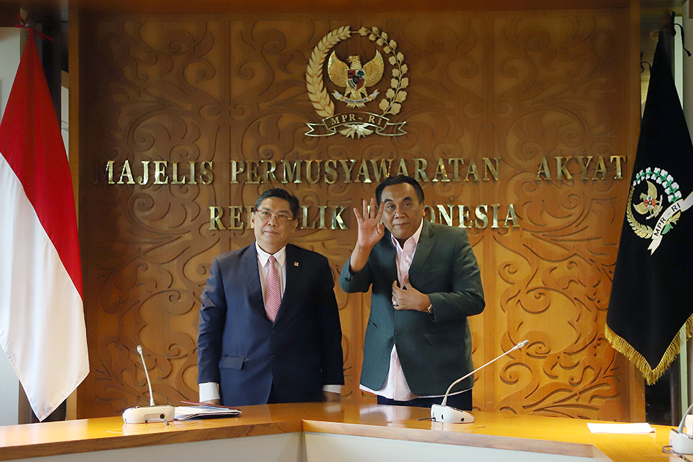 PDI-P Minta Pemerintah Ambil Sikap dan Susun Strategi Atas Kondisi Dunia Saat Ini Wakil Ketua Fraksi MPR Fraksi PDI Perjuangan Bambang Wuryanto alias Bambang Pacul (kanan) dan Ketua Komisi I DPR Utut Adianto, menyikapi kondisi Dunia saat ini. (BeritaNasional/Elvis Sendouw)