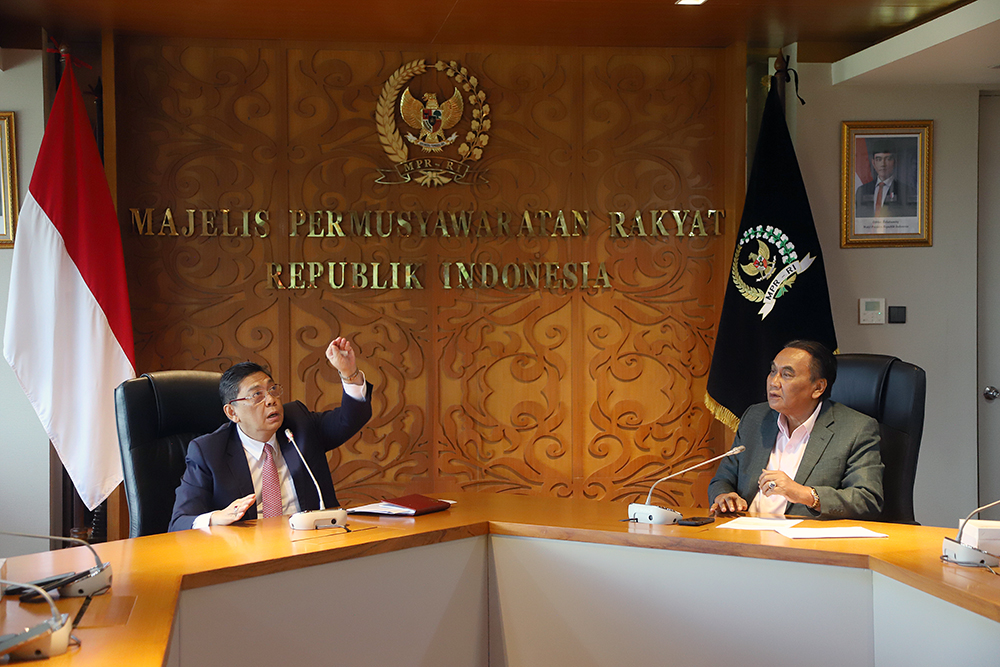 PDI-P Minta Pemerintah Ambil Sikap dan Susun Strategi Atas Kondisi Dunia Saat Ini Wakil Ketua Fraksi MPR Fraksi PDI Perjuangan Bambang Wuryanto alias Bambang Pacul (kanan) dan Ketua Komisi I DPR Utut Adianto, menyikapi kondisi Dunia saat ini. (BeritaNasional/Elvis Sendouw)
