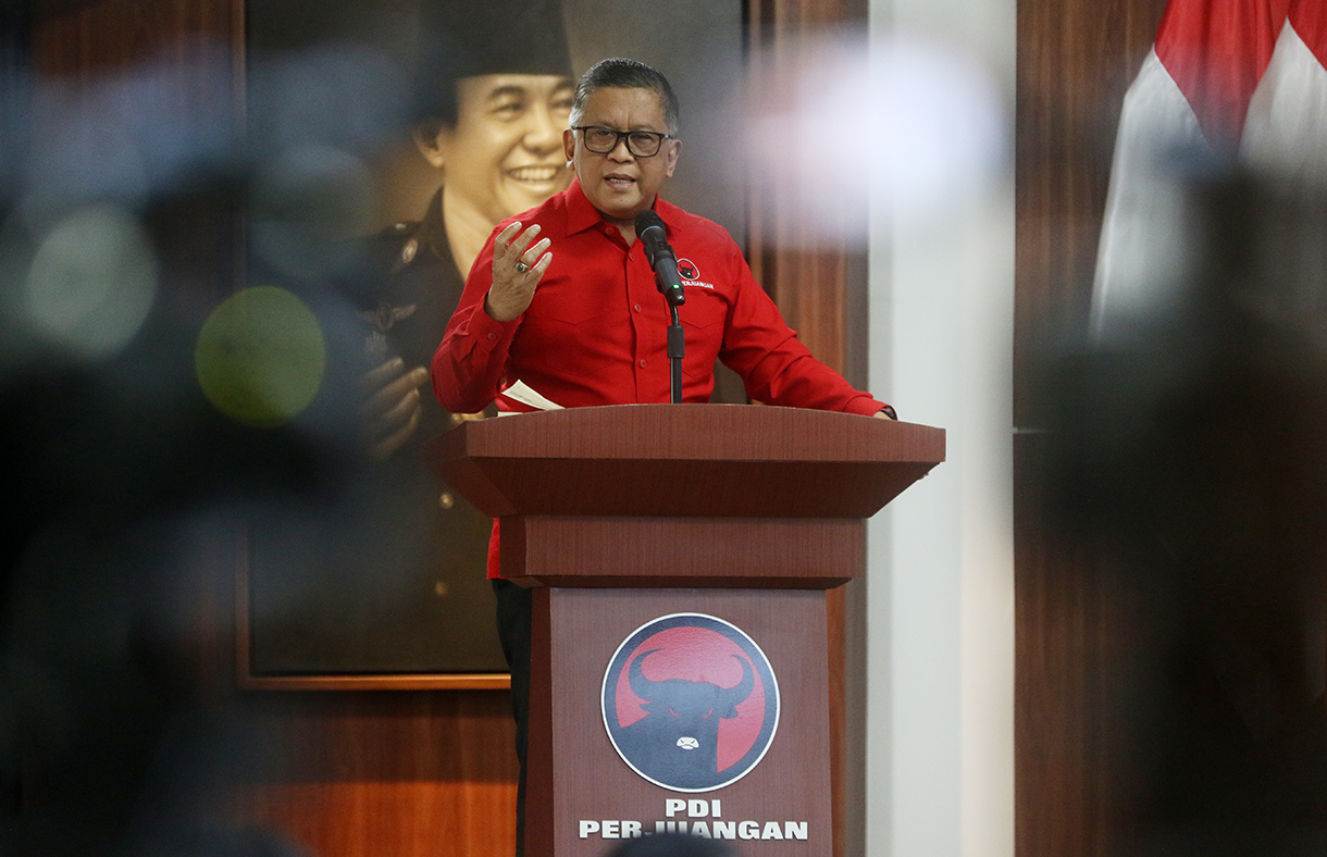 Ketua Umum PDI Perjuangan Megawati Soekarnoputri (tengah) menyampaikan pidato kunci didampingi Sekjen PDIP Hasto Kristiyanto (kanan) dan Ketua DPP PDIP Bidang Luar Negeri Ahmad Basarah (kiri) pada peringatan 71 tahun Konferensi Asia-Afrika di Sekolah Partai DPP PDIP, Jakarta, Sabtu (18/4/2026).  (Beritanasional.com/Oke Atmaja)