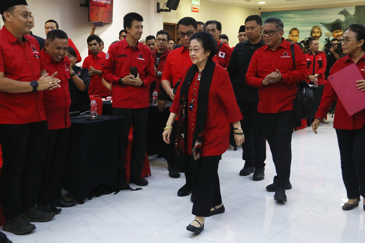 Ketua Umum PDI Perjuangan Megawati Soekarnoputri (tengah) menyampaikan pidato kunci didampingi Sekjen PDIP Hasto Kristiyanto (kanan) dan Ketua DPP PDIP Bidang Luar Negeri Ahmad Basarah (kiri) pada peringatan 71 tahun Konferensi Asia-Afrika di Sekolah Partai DPP PDIP, Jakarta, Sabtu (18/4/2026).  (Beritanasional.com/Oke Atmaja)