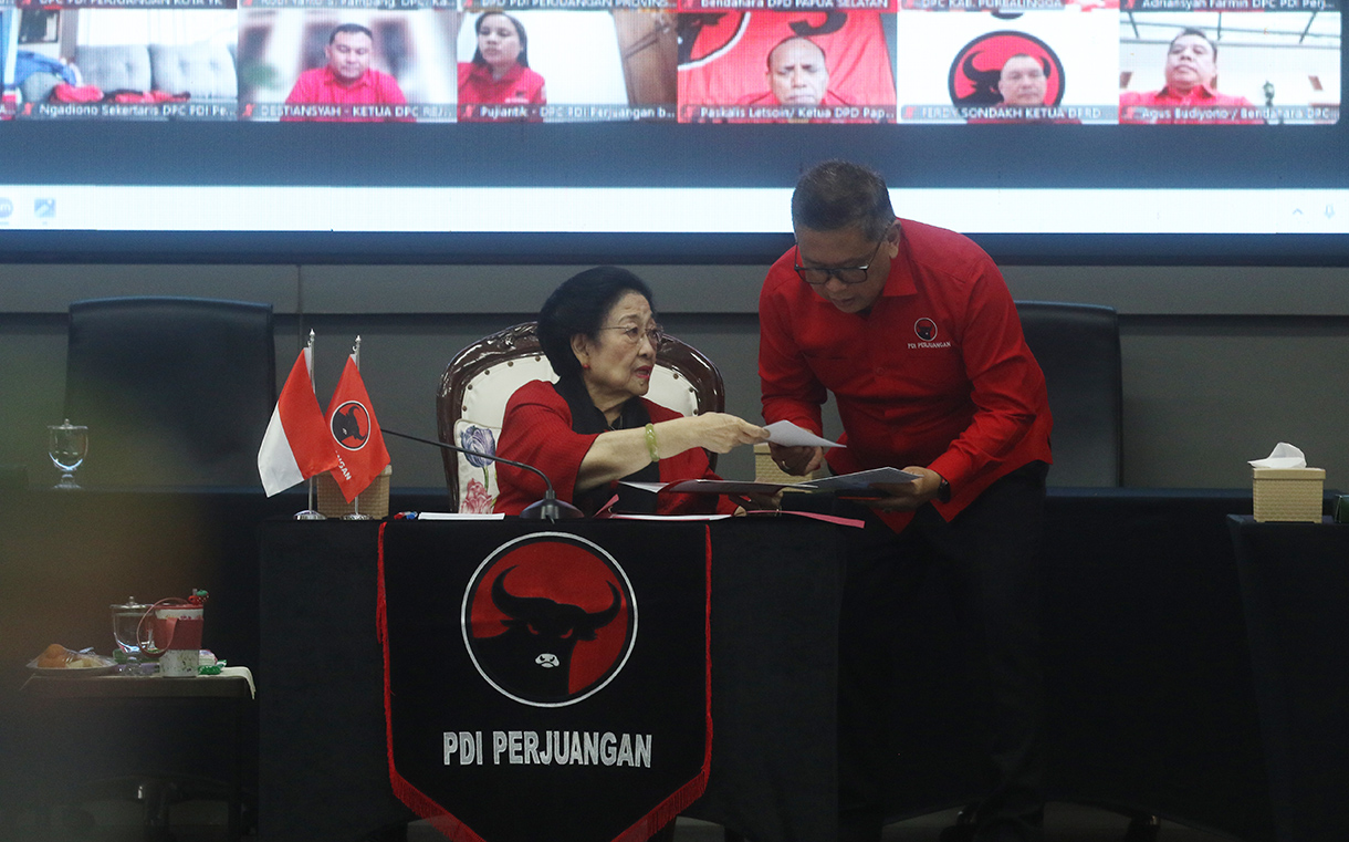 Ketua Umum PDI Perjuangan Megawati Soekarnoputri (tengah) menyampaikan pidato kunci didampingi Sekjen PDIP Hasto Kristiyanto (kanan) dan Ketua DPP PDIP Bidang Luar Negeri Ahmad Basarah (kiri) pada peringatan 71 tahun Konferensi Asia-Afrika di Sekolah Partai DPP PDIP, Jakarta, Sabtu (18/4/2026).  (Beritanasional.com/Oke Atmaja)