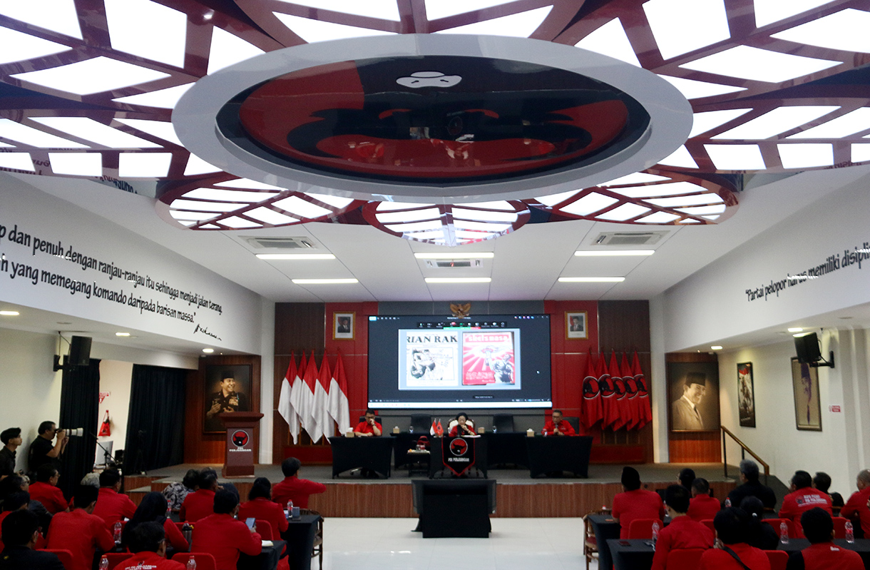 Ketua Umum PDI Perjuangan Megawati Soekarnoputri (tengah) menyampaikan pidato kunci didampingi Sekjen PDIP Hasto Kristiyanto (kanan) dan Ketua DPP PDIP Bidang Luar Negeri Ahmad Basarah (kiri) pada peringatan 71 tahun Konferensi Asia-Afrika di Sekolah Partai DPP PDIP, Jakarta, Sabtu (18/4/2026).  (Beritanasional.com/Oke Atmaja)