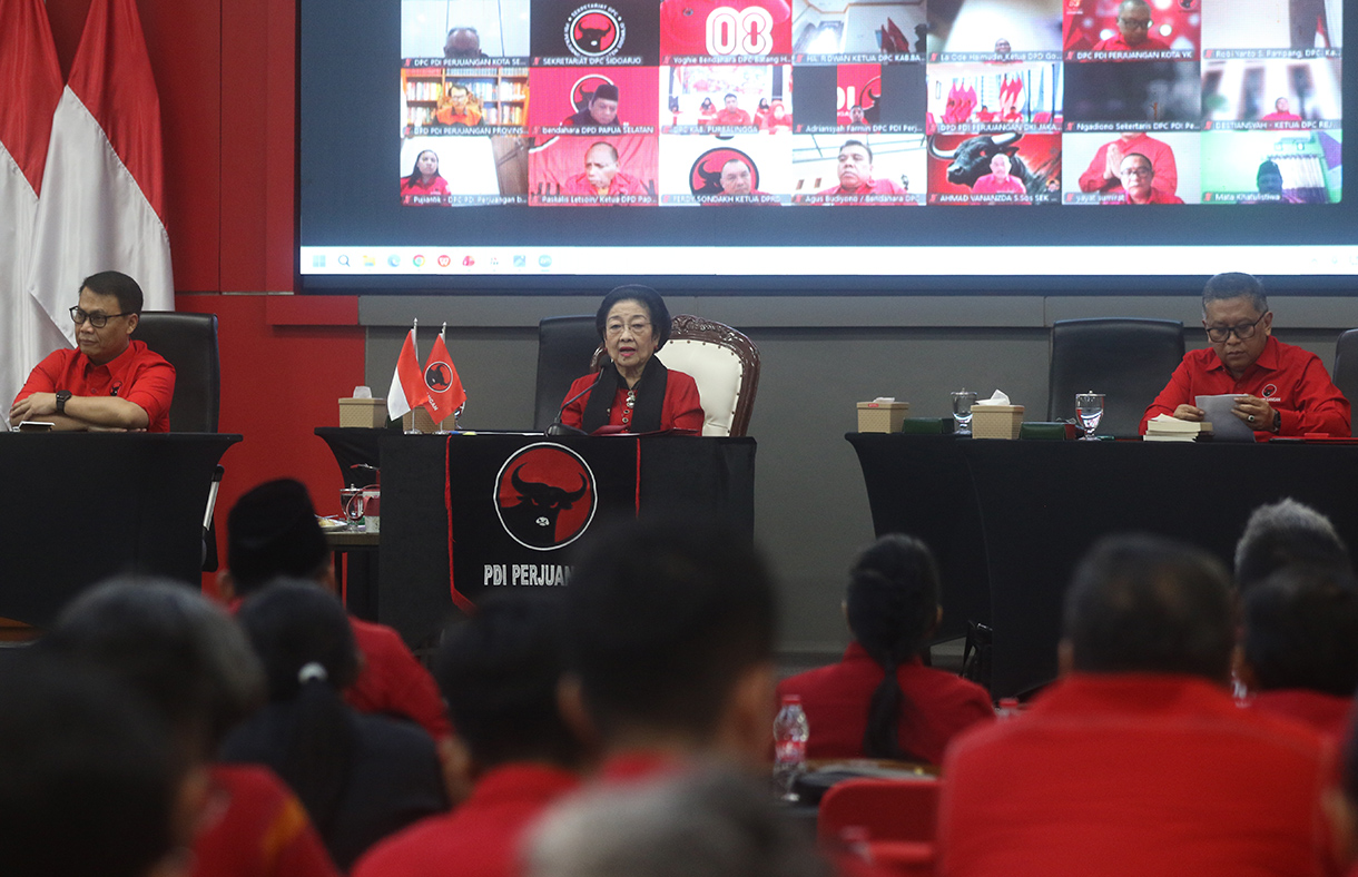Ketua Umum PDI Perjuangan Megawati Soekarnoputri (tengah) menyampaikan pidato kunci didampingi Sekjen PDIP Hasto Kristiyanto (kanan) dan Ketua DPP PDIP Bidang Luar Negeri Ahmad Basarah (kiri) pada peringatan 71 tahun Konferensi Asia-Afrika di Sekolah Partai DPP PDIP, Jakarta, Sabtu (18/4/2026).  (Beritanasional.com/Oke Atmaja)