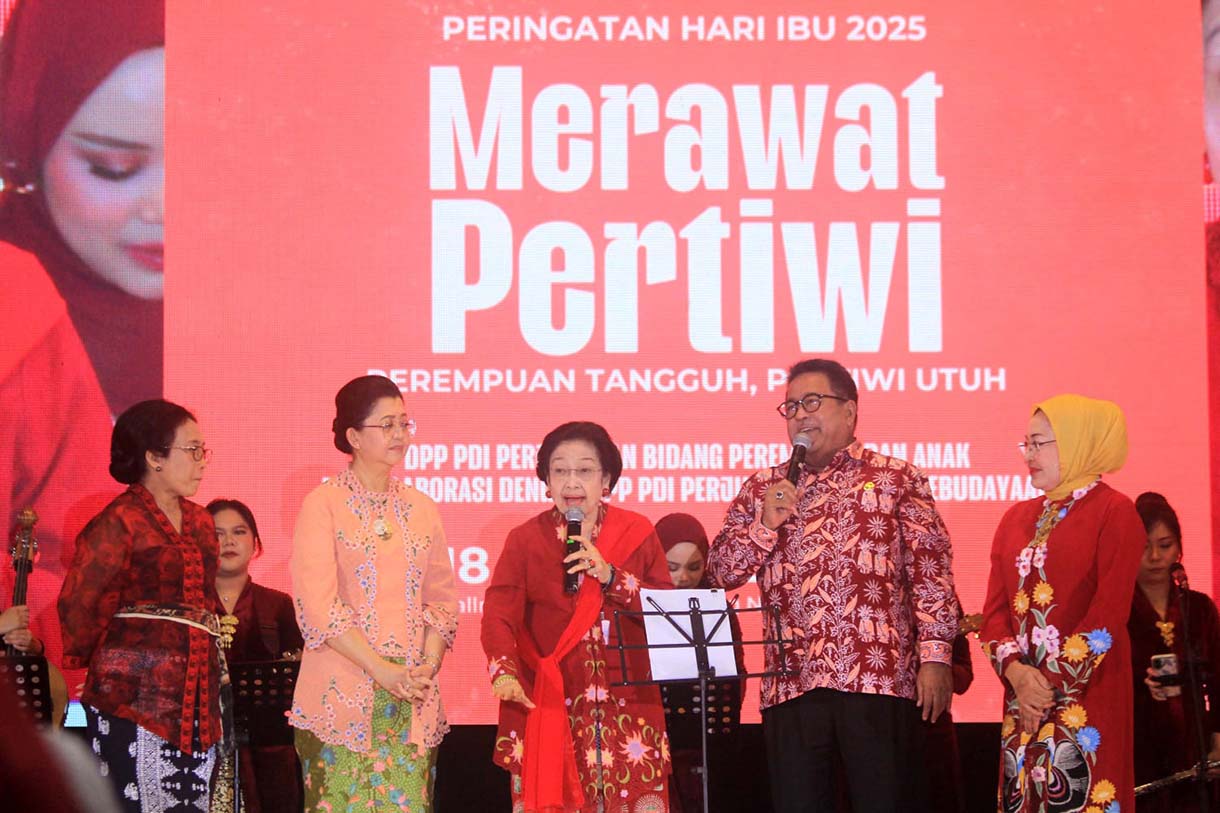 Ketua Umum Partai Demokrasi Indonesia Perjuangan (PDIP) Megawati Soekarnoputri (tengah), didampingi Wagub DKI Jakarta, Rano Karno (dua kanan), bernyanyi saat menghadiri kegiatan peringatan Hari Ibu di Jakarta, Kamis (18/12/2025).(Beritanasional.com/Oke Atmaja)