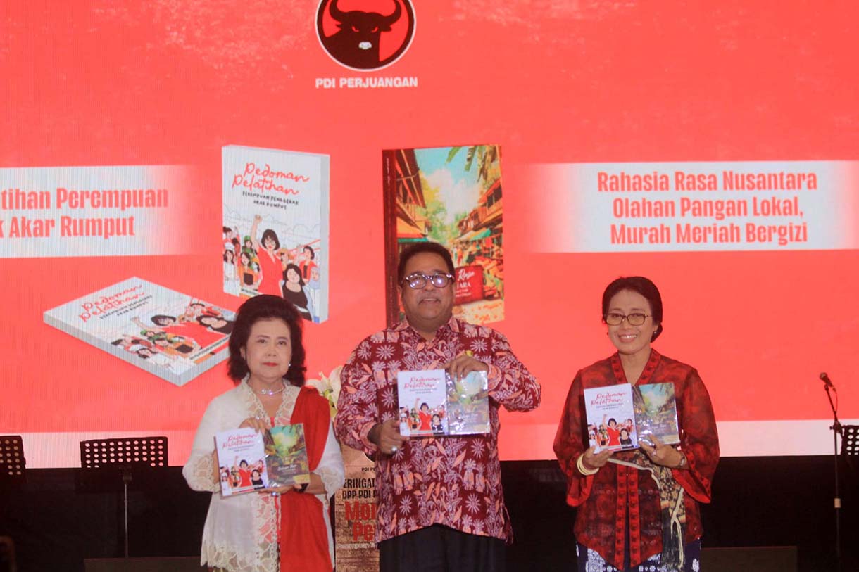 Ketua Umum Partai Demokrasi Indonesia Perjuangan (PDIP) Megawati Soekarnoputri (tengah), didampingi Wagub DKI Jakarta, Rano Karno (dua kanan), bernyanyi saat menghadiri kegiatan peringatan Hari Ibu di Jakarta, Kamis (18/12/2025).(Beritanasional.com/Oke Atmaja)