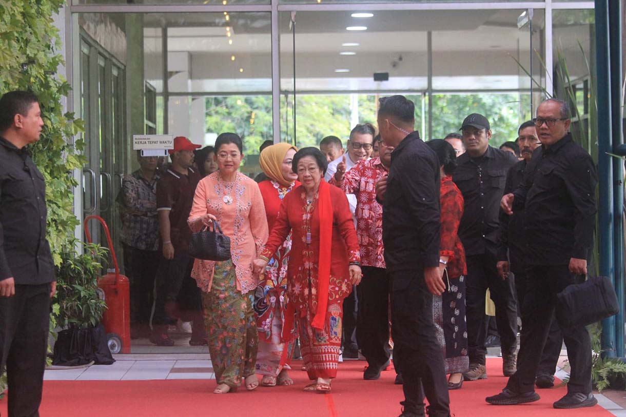 Ketua Umum Partai Demokrasi Indonesia Perjuangan (PDIP) Megawati Soekarnoputri (tengah), didampingi Wagub DKI Jakarta, Rano Karno (dua kanan), bernyanyi saat menghadiri kegiatan peringatan Hari Ibu di Jakarta, Kamis (18/12/2025).(Beritanasional.com/Oke Atmaja)