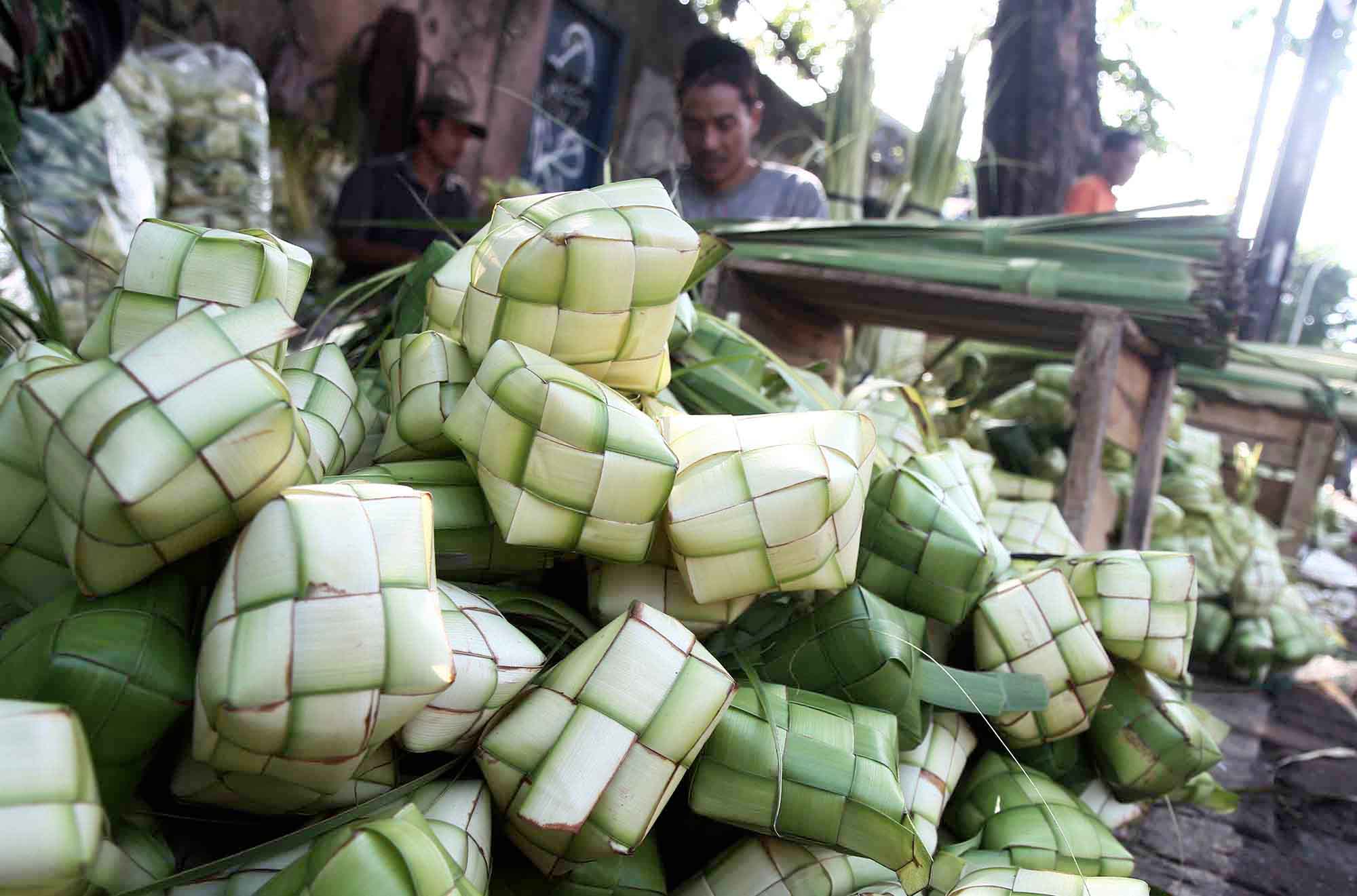 Pembeli memilih bungkus ketupat di Pasar Palmerah, Jakarta, Kamis (5/6/2025).  (Beritanasional.com/Oke Atmaja)