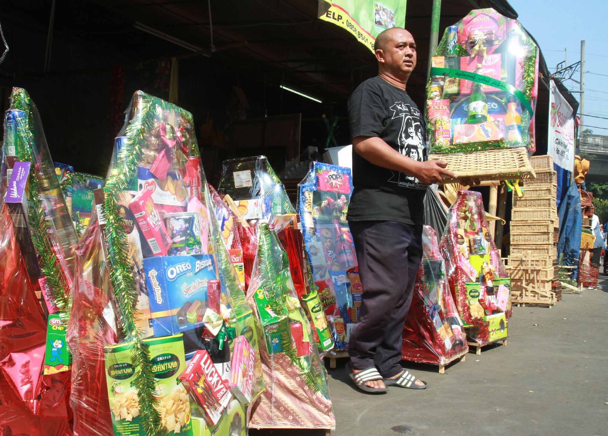 Pedagang menyelesaikan pembuatan parsel Lebaran berisi produk makanan ringan di Pasar Kembang, Cikini, Jakarta, Rabu (22/3/2024). (IndonesiaGlobe/Oke Atmaja)