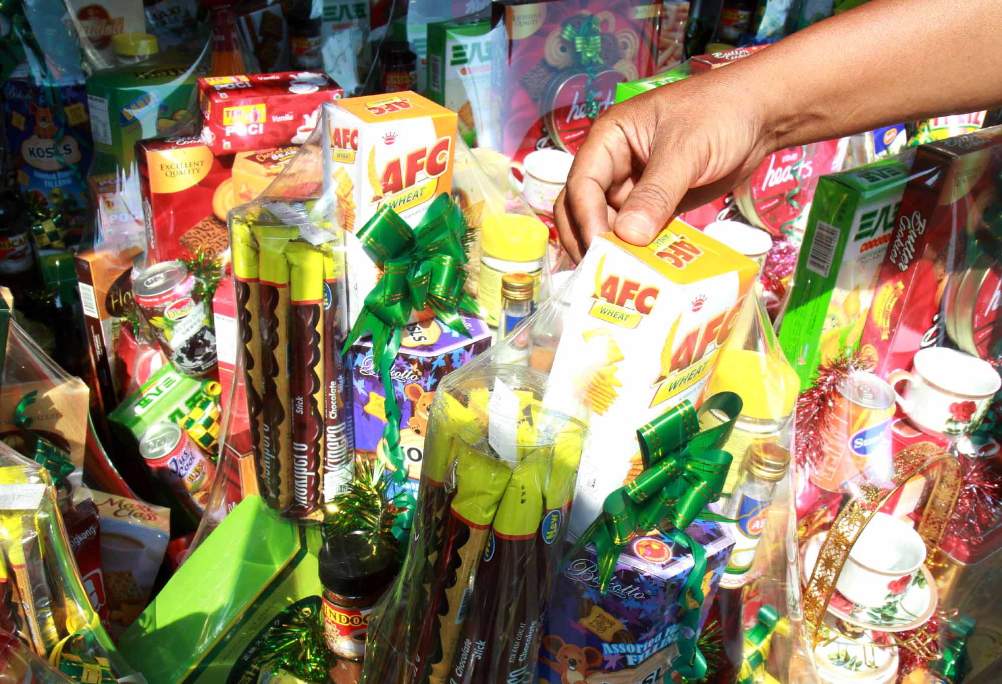 Pedagang menyelesaikan pembuatan parsel Lebaran berisi produk makanan ringan di Pasar Kembang, Cikini, Jakarta, Rabu (22/3/2024). (IndonesiaGlobe/Oke Atmaja)