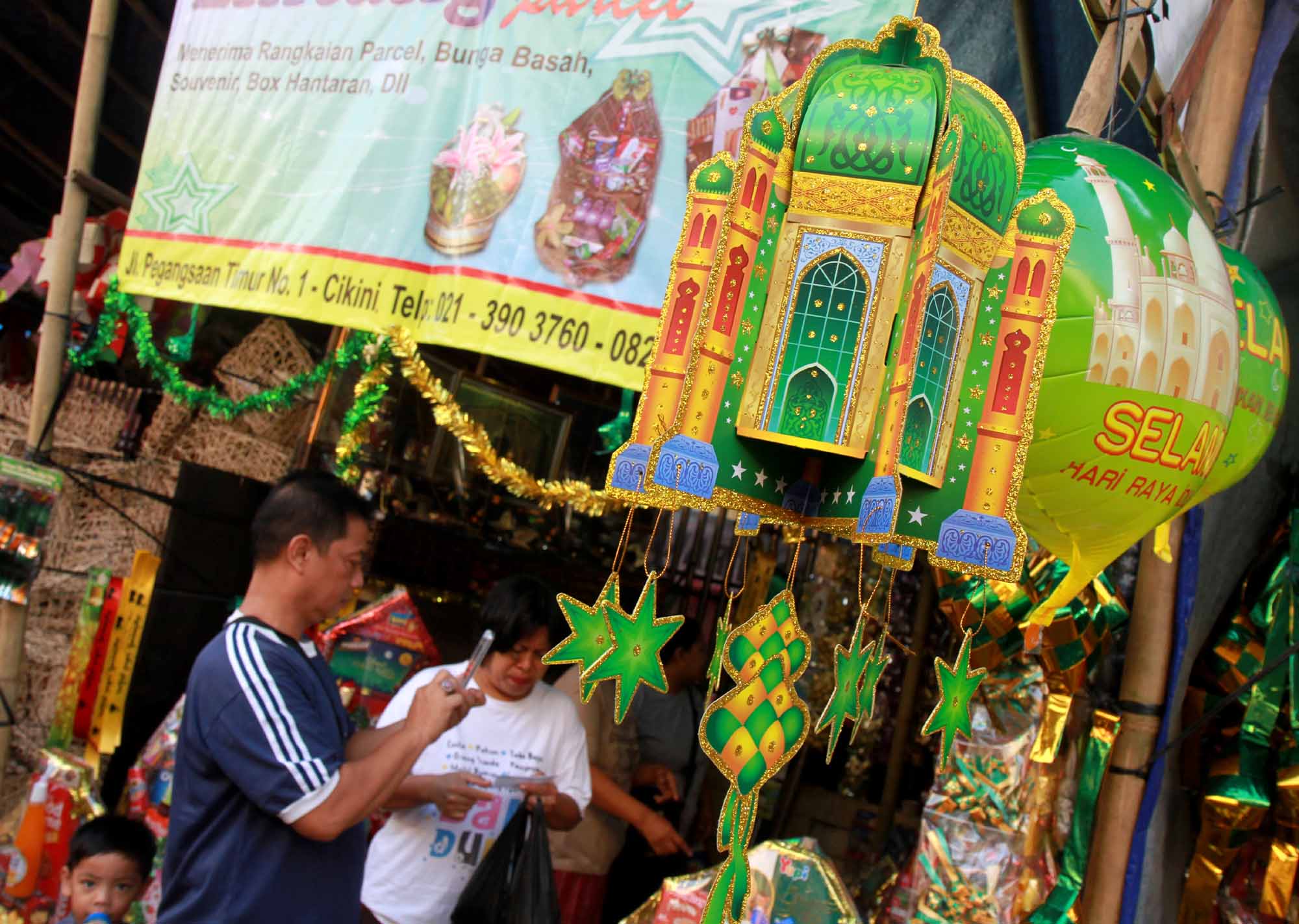 Pedagang menyelesaikan pembuatan parsel Lebaran berisi produk makanan ringan di Pasar Kembang, Cikini, Jakarta, Rabu (22/3/2024). (IndonesiaGlobe/Oke Atmaja)