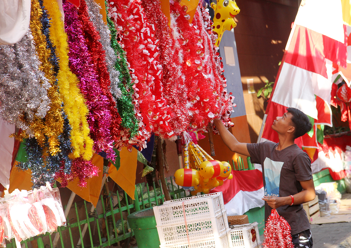 Warga melihat pernak-pernik Merah Putih  di Pasar Jatinegara, Jakarta Timur, Selasa (6/8/2024). (BeritaNasional.com/Oke Atmaja)