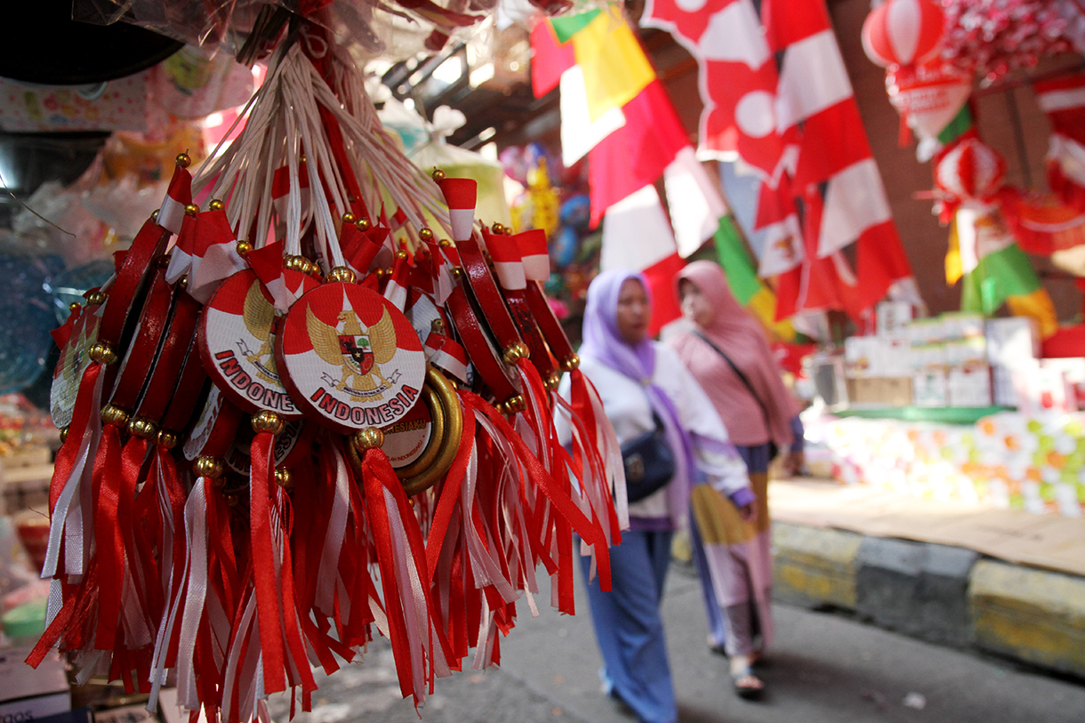 Warga melihat pernak-pernik Merah Putih  di Pasar Jatinegara, Jakarta Timur, Selasa (6/8/2024). (BeritaNasional.com/Oke Atmaja)