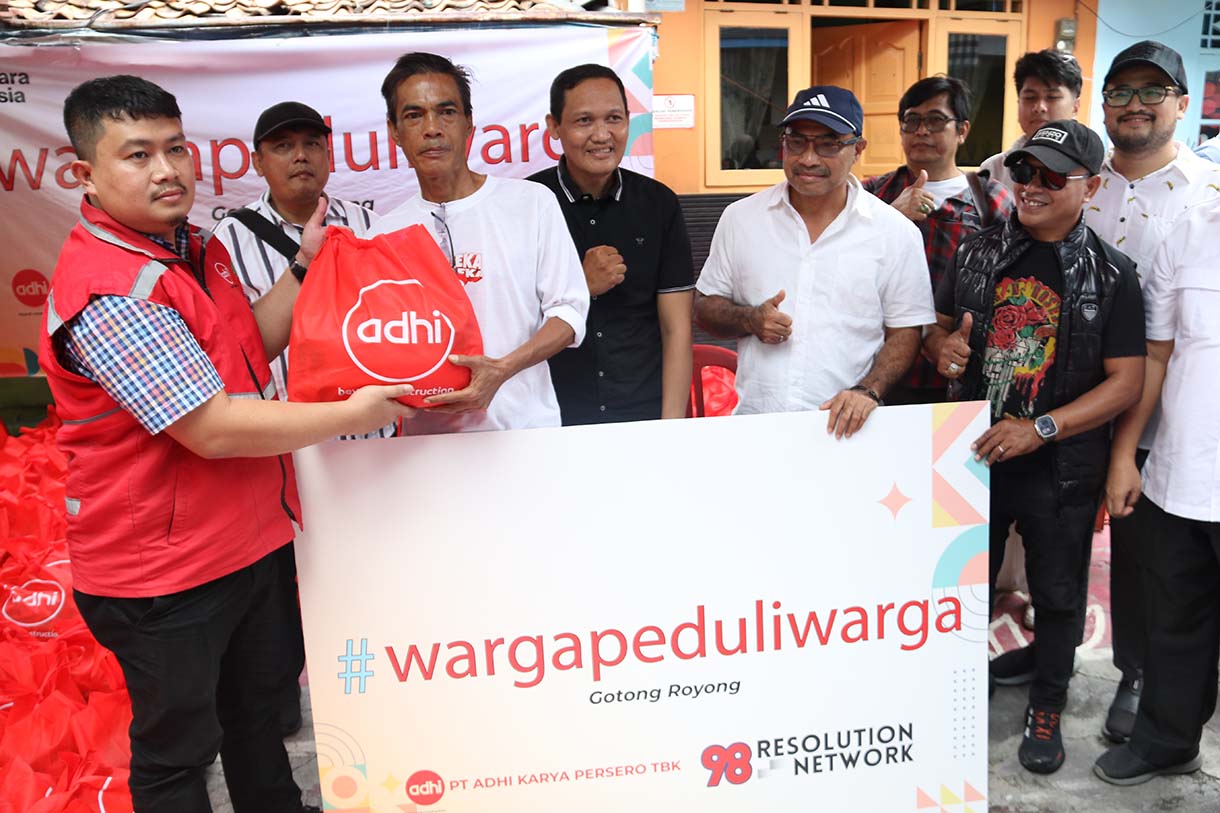 Komunitas aktivis 1998 dan alumni Kelompok Cipayung, 98 Resolution Network, membagikan sembako kepada warga Kwitang, Jakarta, Sabtu (20/9/2025).  (Beritanasional.com/Oke Atmaja)