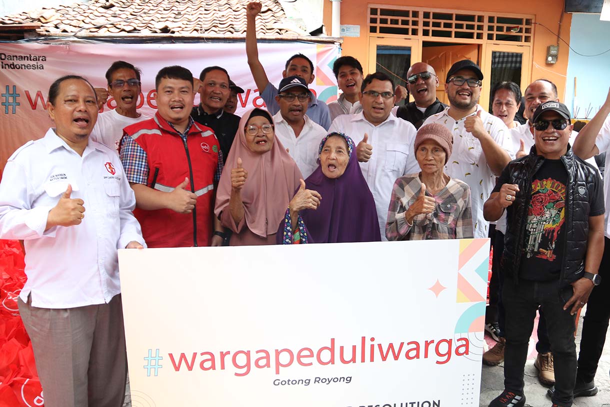 Komunitas aktivis 1998 dan alumni Kelompok Cipayung, 98 Resolution Network, membagikan sembako kepada warga Kwitang, Jakarta, Sabtu (20/9/2025).  (Beritanasional.com/Oke Atmaja)