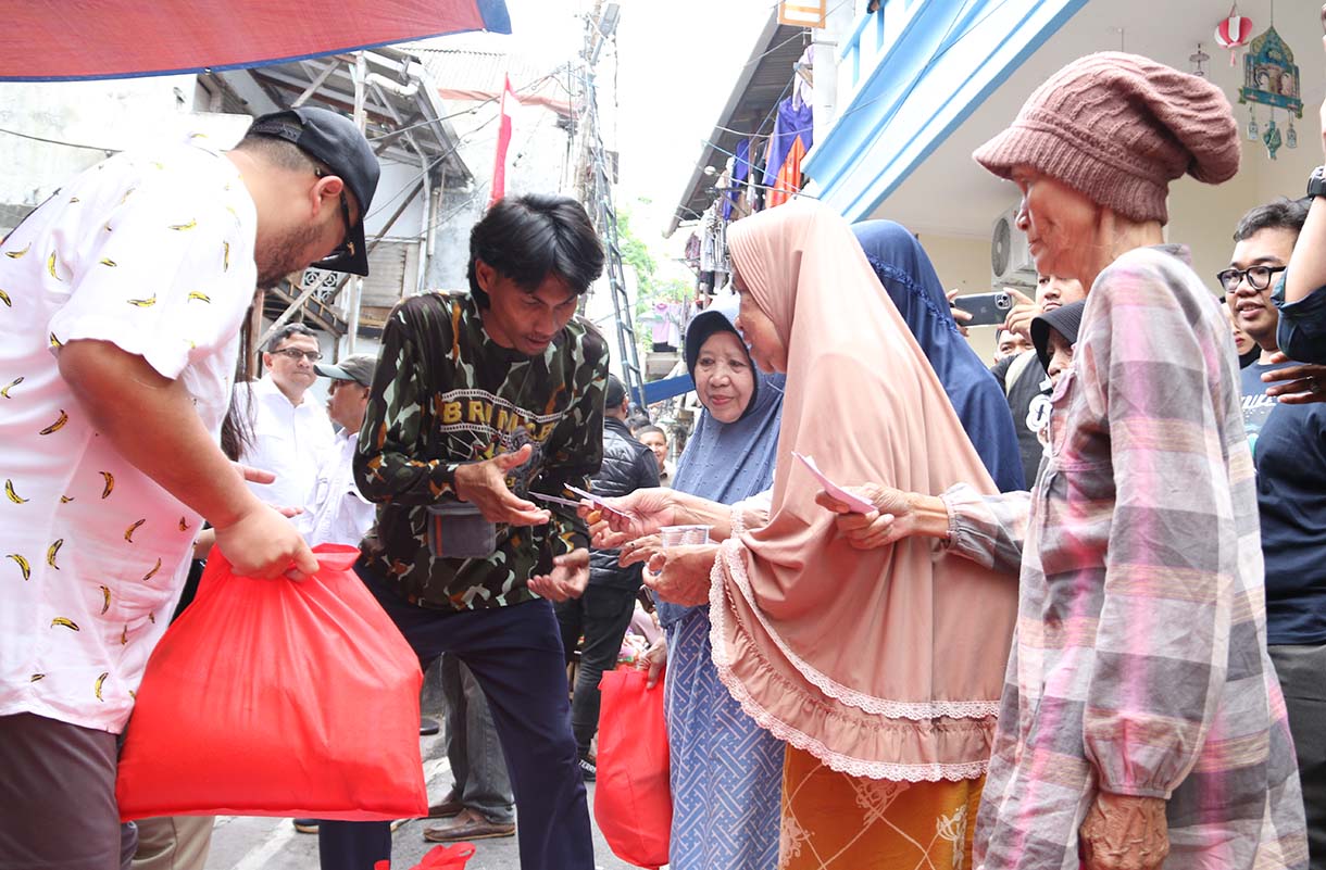 Komunitas aktivis 1998 dan alumni Kelompok Cipayung, 98 Resolution Network, membagikan sembako kepada warga Kwitang, Jakarta, Sabtu (20/9/2025).  (Beritanasional.com/Oke Atmaja)