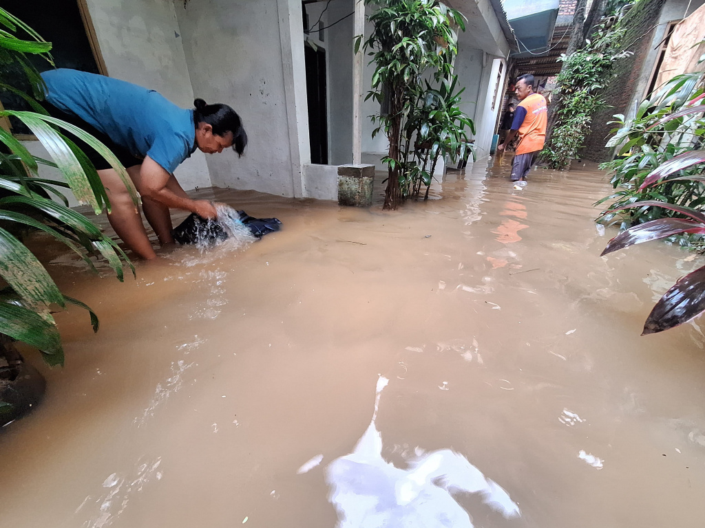 Warga beraktivitas saat banjir setinggi 60 Cm di Rt 16 Rw 06, Kawasan Bantaran Kali Ciliwung, Pejaten Timur, Pasar Minggu, Jakarta Selatan, Selasa (8/7/2025).   (Beritanasional.com/Oke Atmaja)