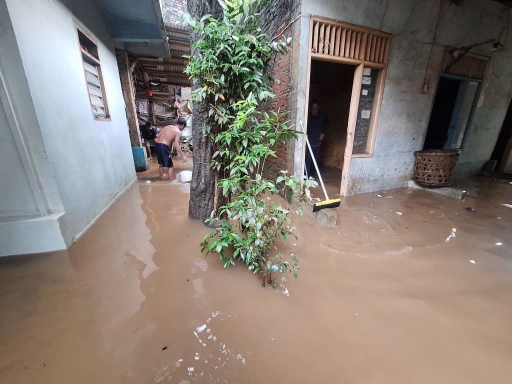 Pejaten Timur Terendam Banjir Warga beraktivitas saat banjir setinggi 60 Cm di Rt 16 Rw 06, Kawasan Bantaran Kali Ciliwung, Pejaten Timur, Pasar Minggu, Jakarta Selatan, Selasa (8/7/2025). (Beritanasional.com/Oke Atmaja)