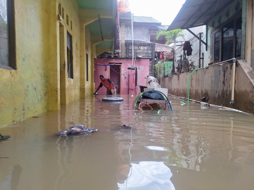 Pejaten Timur Terendam Banjir Warga beraktivitas saat banjir setinggi 60 Cm di Rt 16 Rw 06, Kawasan Bantaran Kali Ciliwung, Pejaten Timur, Pasar Minggu, Jakarta Selatan, Selasa (8/7/2025). (Beritanasional.com/Oke Atmaja)