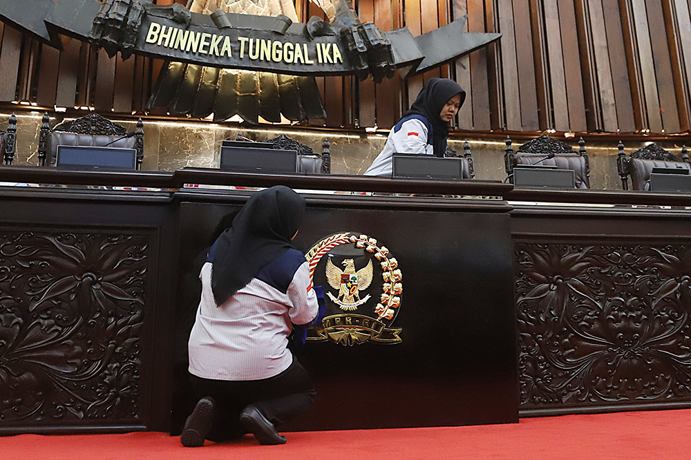 Pekerja melakukan bersih-bersih ruang rapat rapat paripurna yang akan digunakan pada pelantikan Presiden dan Wakil Presiden terpilih. (BeritaNasional/Elvis Sendouw)