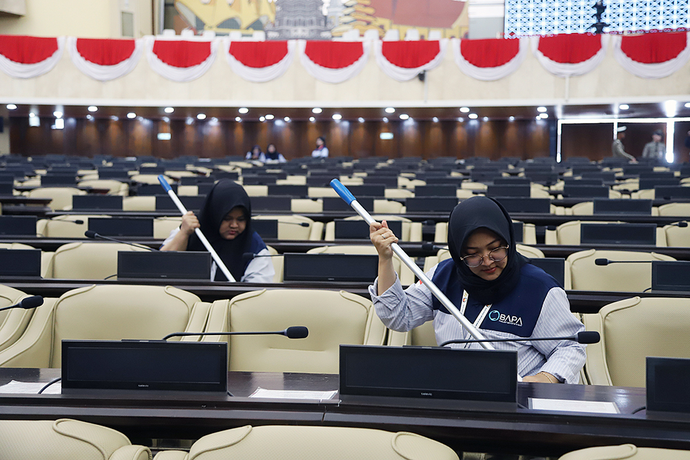 Pekerja melakukan bersih-bersih ruang rapat rapat paripurna yang akan digunakan pada pelantikan Presiden dan Wakil Presiden terpilih. (BeritaNasional/Elvis Sendouw)