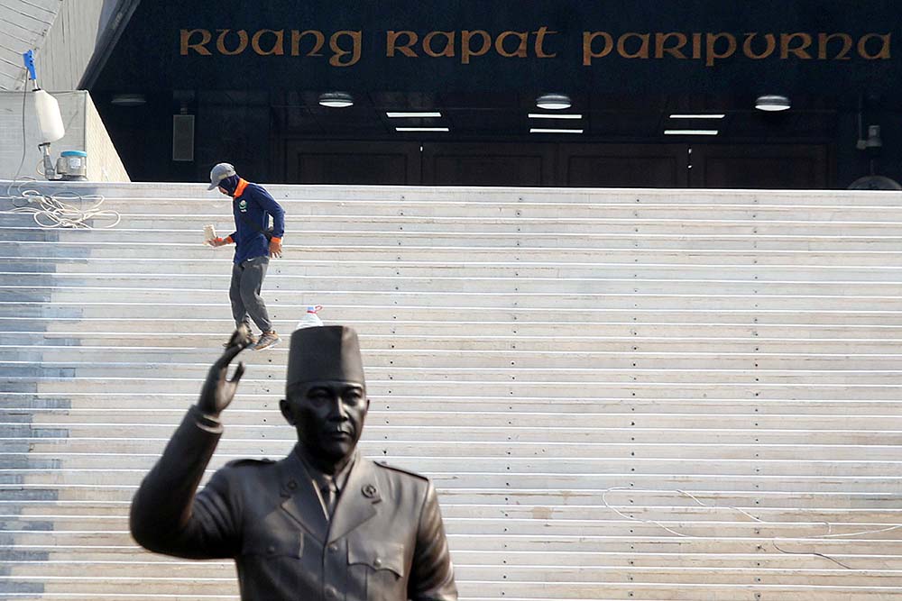Pekerja melakukan bersih-bersih dan perbaikan Gedung Nusantara/Kura-Kura, Kompleks Parlemen, Senayan dalam rangka persiapan HUT kemerdekaan RI ke 81. (BeritaNasional/Elvis Sendouw)