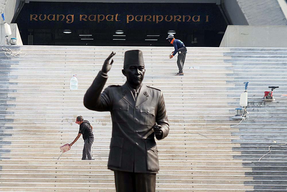 Pekerja melakukan bersih-bersih dan perbaikan Gedung Nusantara/Kura-Kura, Kompleks Parlemen, Senayan dalam rangka persiapan HUT kemerdekaan RI ke 81. (BeritaNasional/Elvis Sendouw)