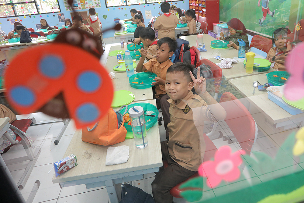 Anak Sekolah Dasar 5 Sukasari, Kota Tangerang, Banten, saat uji coba makan bergizi gratis. (BeritaNasional/Elvis sendouw)