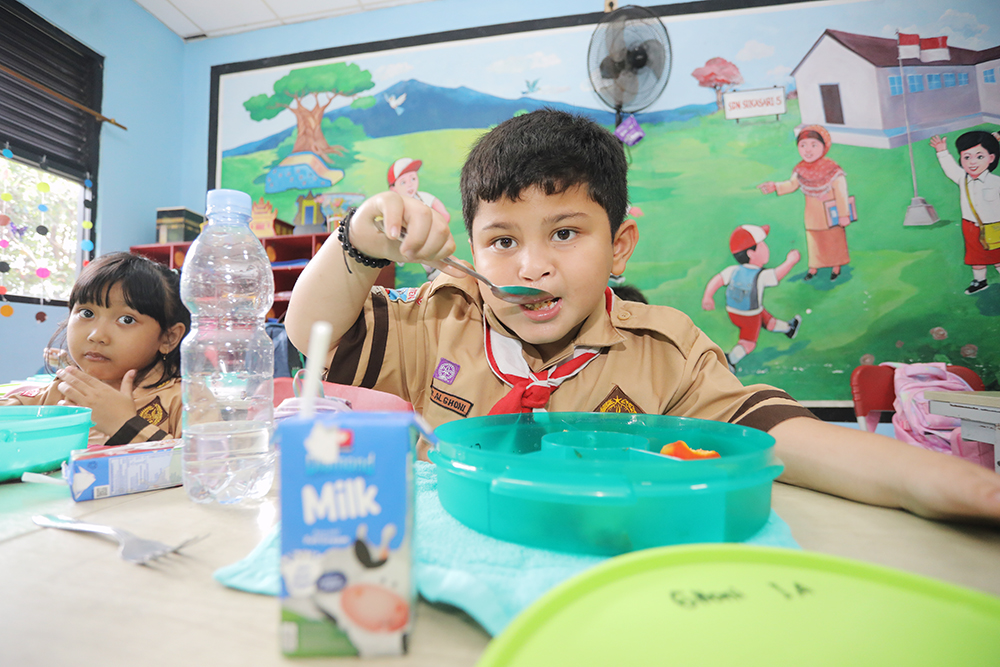 Anak Sekolah Dasar 5 Sukasari, Kota Tangerang, Banten, saat uji coba makan bergizi gratis. (BeritaNasional/Elvis sendouw)