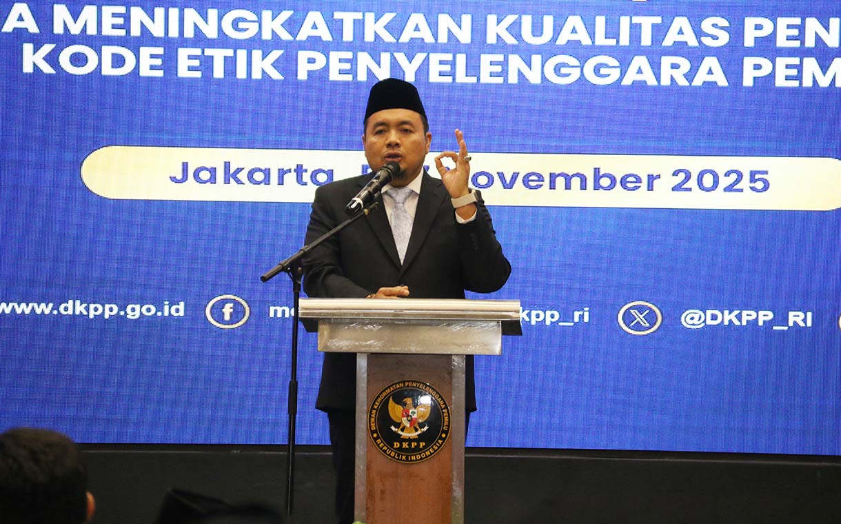 Ketua Dewan Kehormatan Penyelenggara Pemilu (DKPP) Heddy Lugito memberikan sambutan pada pelantikan dan pembekalan Tim Pemeriksa Daerah (TPD) tahun 2025-2026 di Ancol, Jakarta Utara, Kamis (6/11/2025).  (Beritanasional.com/Oke Atmaja)