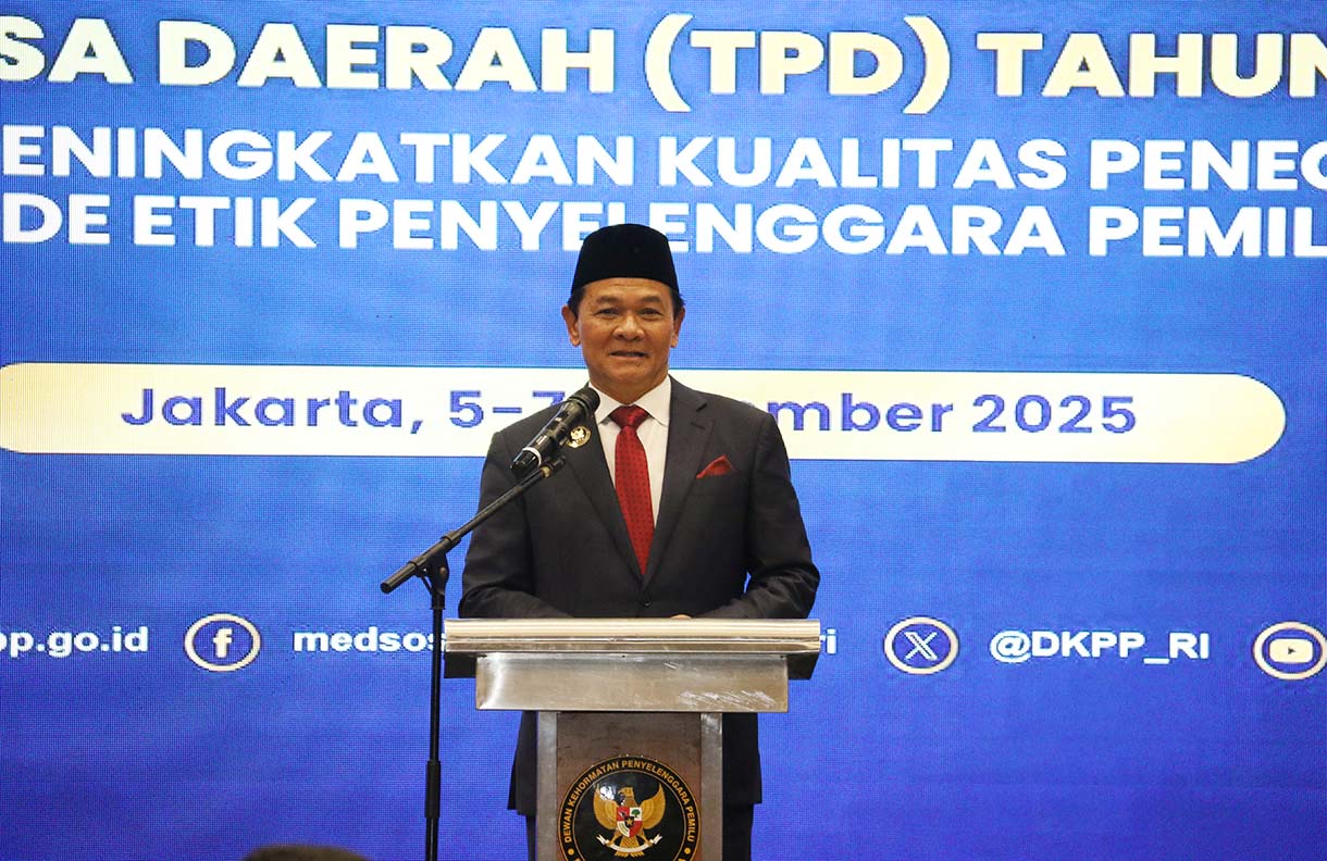 Ketua Dewan Kehormatan Penyelenggara Pemilu (DKPP) Heddy Lugito memberikan sambutan pada pelantikan dan pembekalan Tim Pemeriksa Daerah (TPD) tahun 2025-2026 di Ancol, Jakarta Utara, Kamis (6/11/2025).  (Beritanasional.com/Oke Atmaja)