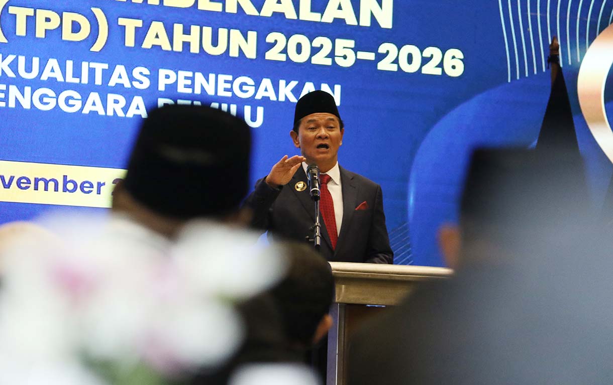 Ketua Dewan Kehormatan Penyelenggara Pemilu (DKPP) Heddy Lugito memberikan sambutan pada pelantikan dan pembekalan Tim Pemeriksa Daerah (TPD) tahun 2025-2026 di Ancol, Jakarta Utara, Kamis (6/11/2025).  (Beritanasional.com/Oke Atmaja)