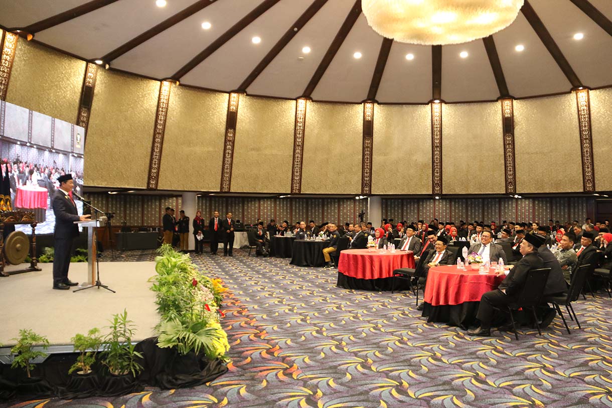 Ketua Dewan Kehormatan Penyelenggara Pemilu (DKPP) Heddy Lugito memberikan sambutan pada pelantikan dan pembekalan Tim Pemeriksa Daerah (TPD) tahun 2025-2026 di Ancol, Jakarta Utara, Kamis (6/11/2025).  (Beritanasional.com/Oke Atmaja)