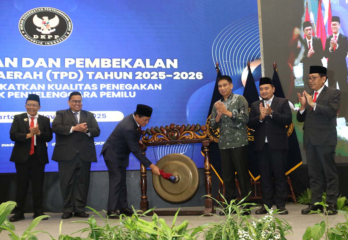 Ketua Dewan Kehormatan Penyelenggara Pemilu (DKPP) Heddy Lugito memberikan sambutan pada pelantikan dan pembekalan Tim Pemeriksa Daerah (TPD) tahun 2025-2026 di Ancol, Jakarta Utara, Kamis (6/11/2025).  (Beritanasional.com/Oke Atmaja)