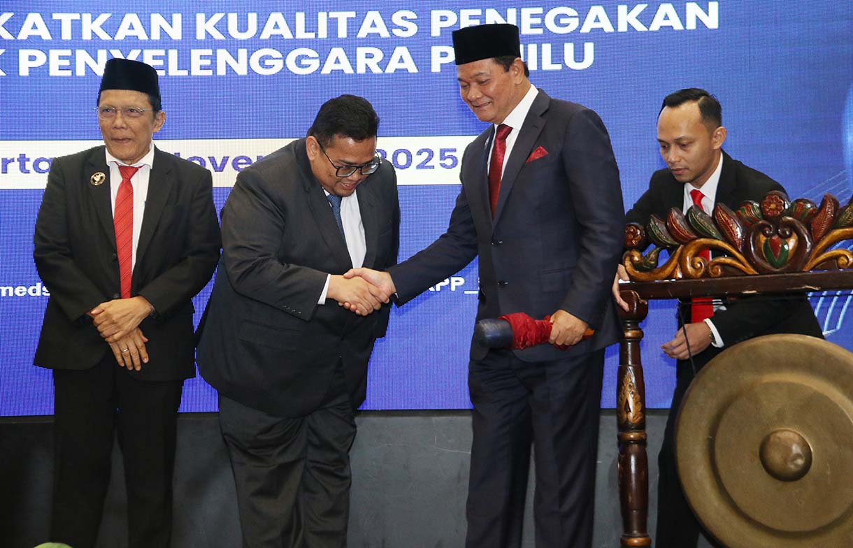 Ketua Dewan Kehormatan Penyelenggara Pemilu (DKPP) Heddy Lugito memberikan sambutan pada pelantikan dan pembekalan Tim Pemeriksa Daerah (TPD) tahun 2025-2026 di Ancol, Jakarta Utara, Kamis (6/11/2025).  (Beritanasional.com/Oke Atmaja)