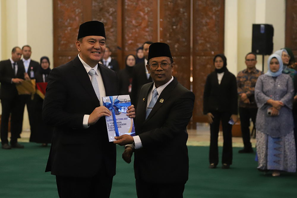 Pelantikan Sekretaris Jenderal DPD RI Ketua DPD RI ultan Bachtiar Najamudin melantik Mohammad Iqbal sebagai Sekjen DPD. (BeritaNasional/Elvis Sendouw)