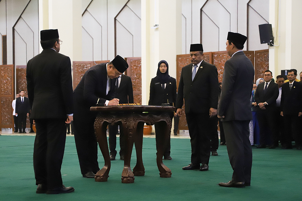 Pelantikan Sekretaris Jenderal DPD RI Ketua DPD RI ultan Bachtiar Najamudin melantik Mohammad Iqbal sebagai Sekjen DPD. (BeritaNasional/Elvis Sendouw)