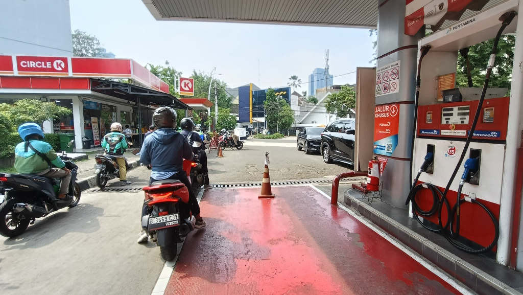 Pengendara mengisi BBM di SPBU Menteng, Jakarta, Selasa (21/4/2026). (Beritanasional.com/Oke Atmaja)