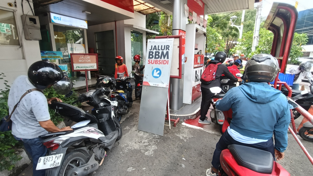 Pengendara mengisi BBM di SPBU Menteng, Jakarta, Selasa (21/4/2026). (Beritanasional.com/Oke Atmaja)