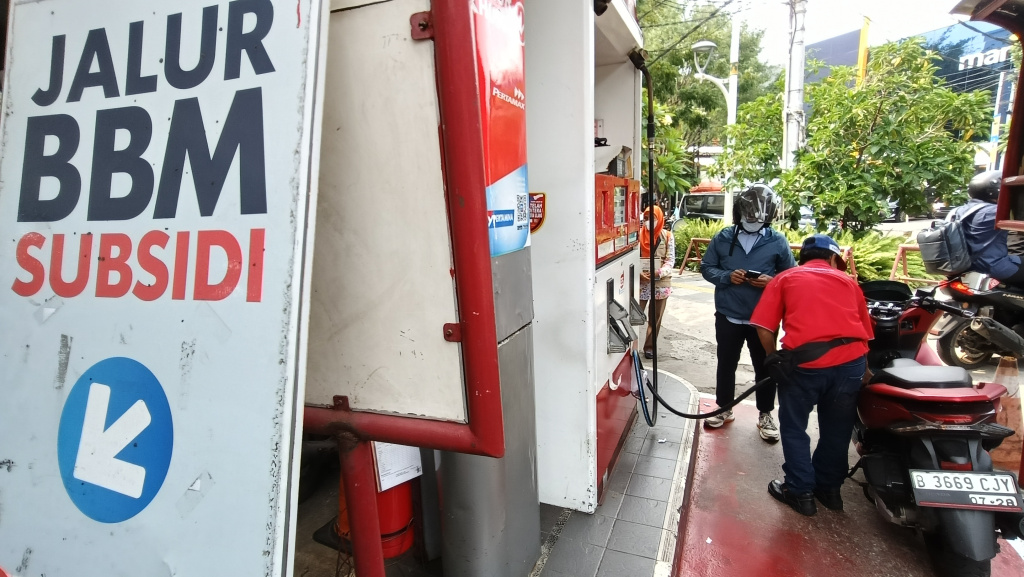 Pengendara mengisi BBM di SPBU Menteng, Jakarta, Selasa (21/4/2026). (Beritanasional.com/Oke Atmaja)