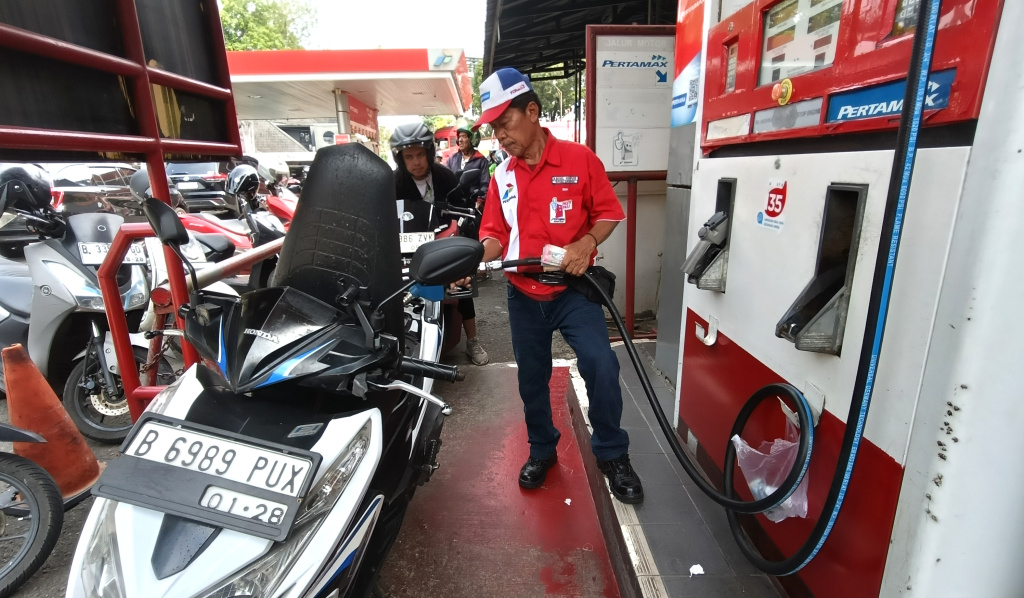 Pengendara mengisi BBM di SPBU Menteng, Jakarta, Selasa (21/4/2026). (Beritanasional.com/Oke Atmaja)
