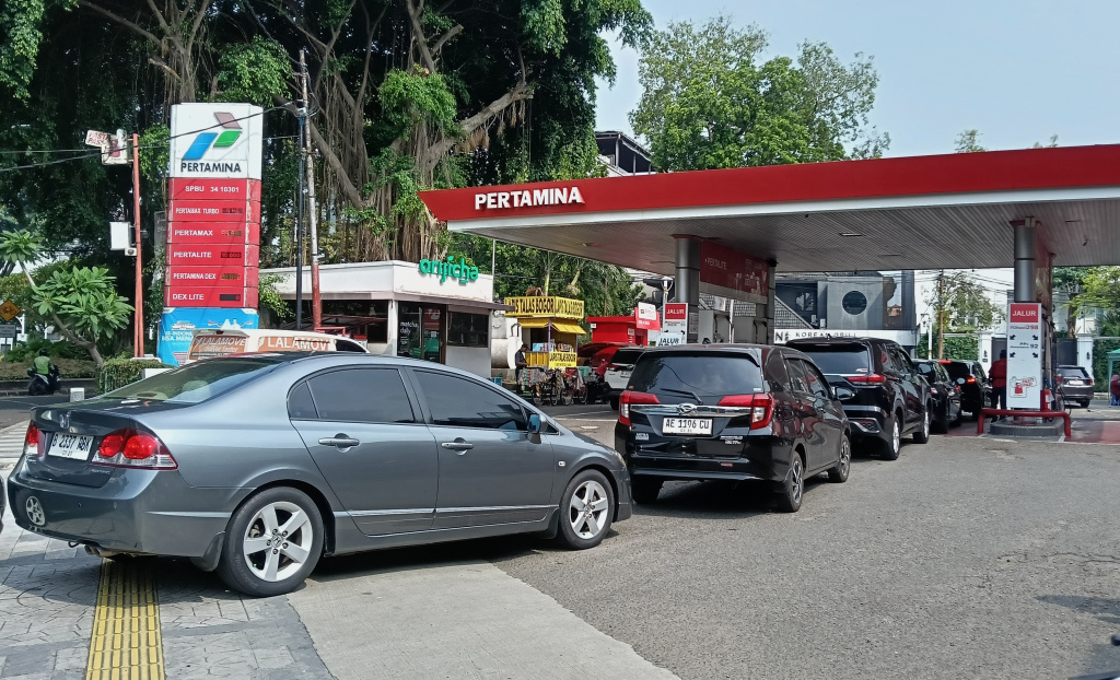 Pengendara mengisi BBM di SPBU Menteng, Jakarta, Selasa (21/4/2026). (Beritanasional.com/Oke Atmaja)