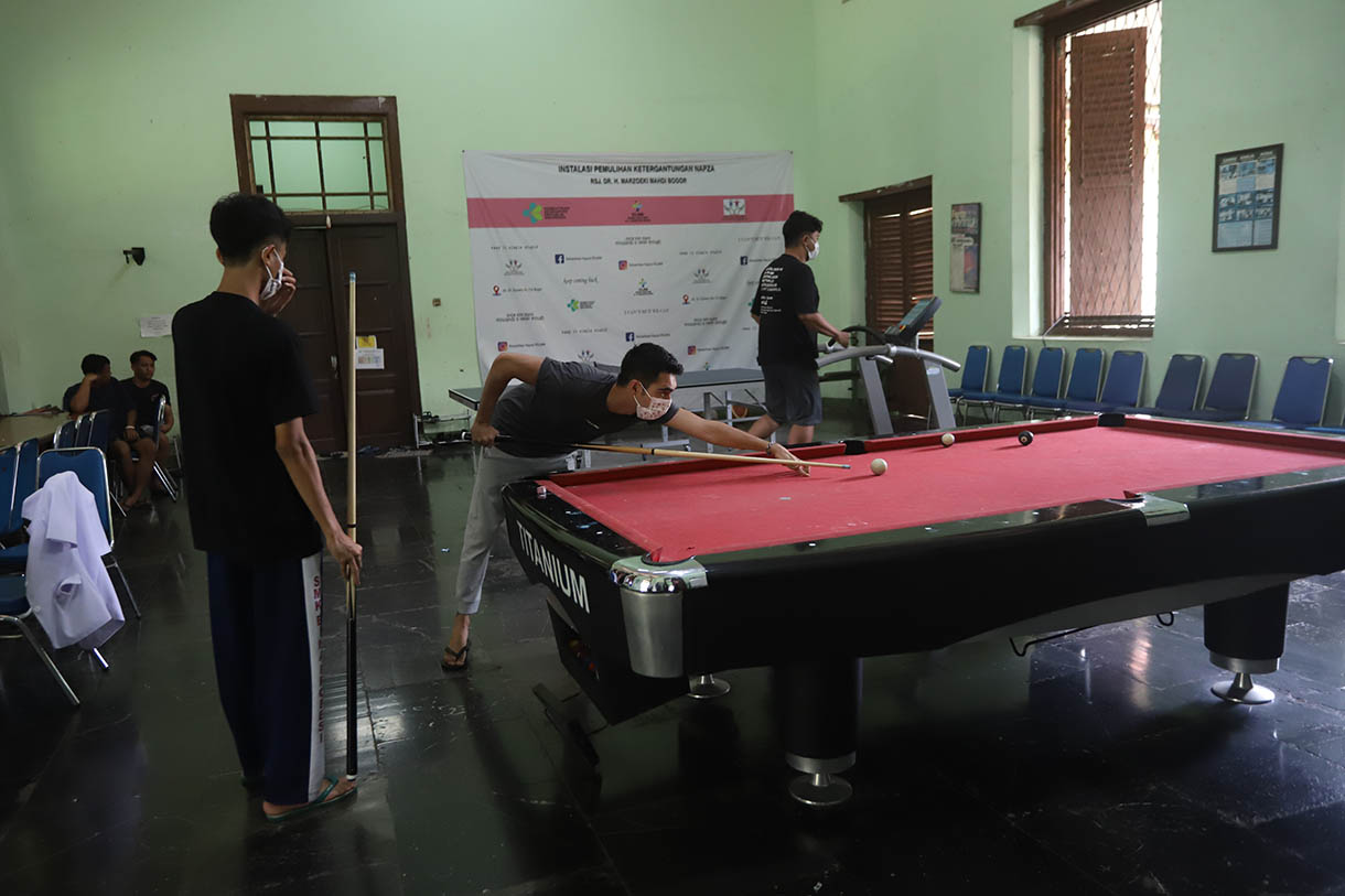 Pasien rehabilitasi bermain biliar di Ruang Rama, Instalasi Pemulihan Ketergantungan Napza, Pusat Kesehatan Jiwa Nasional RS Marzoeki Mahdi (RSMM), Kota Bogor, Jawa Barat, Sabtu (2/11/2024). (BeritaNasional.com/Oke Atmaja)