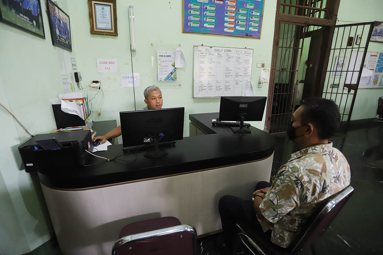 Pasien rehabilitasi bermain biliar di Ruang Rama, Instalasi Pemulihan Ketergantungan Napza, Pusat Kesehatan Jiwa Nasional RS Marzoeki Mahdi (RSMM), Kota Bogor, Jawa Barat, Sabtu (2/11/2024). (BeritaNasional.com/Oke Atmaja)